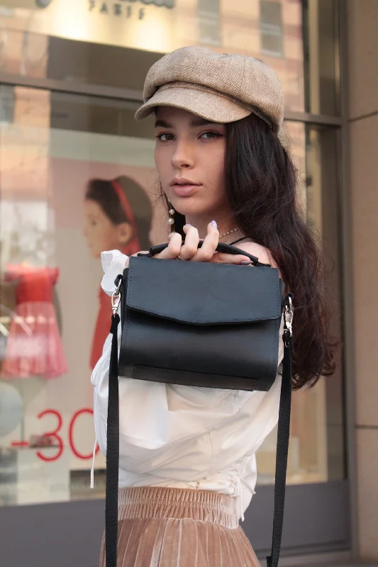 Small leather handbag for women: "Laura"